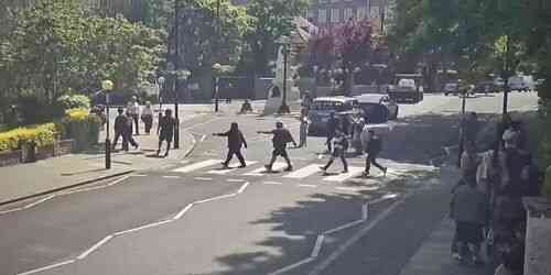 LIVE: Abbey Road Crossing - London
