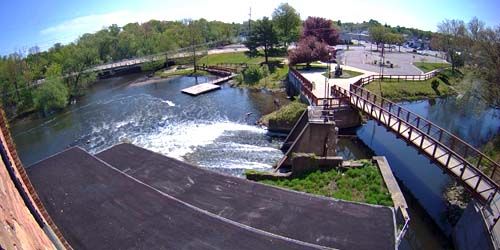 Barrage de la rivière dans le parc banlieue d'Allegan Webcam