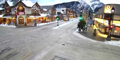 Crossroads in the center of Banff resort webcam - Calgary
