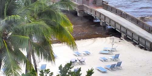 Sandy beach and large pier in Islamorada webcam - Miami