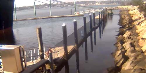 Atraque cerca del buque escuela Kennedy webcam - New Bedford