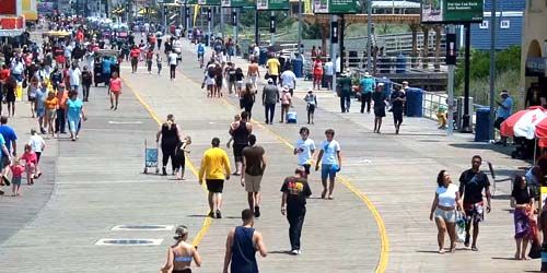 Boardwalk with pedestrians webcam - Atlantic City