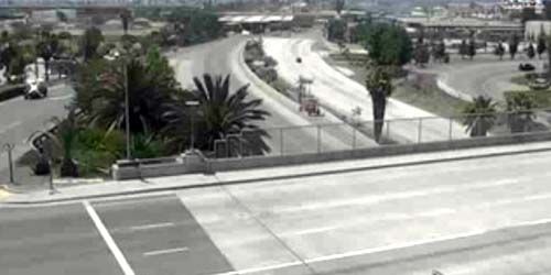 Cruce de carreteras en la frontera con México webcam - San Diego