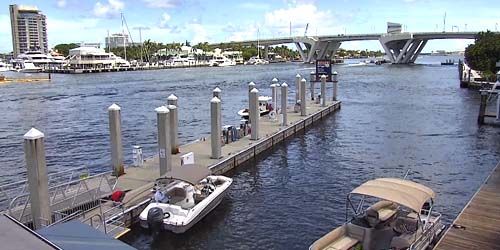 Water Taxi Stop, Seventeenth Street Causeway Bridge webcam - Fort Lauderdale