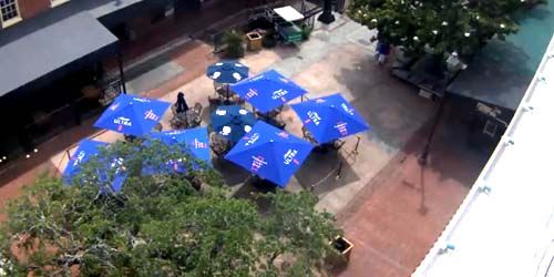 Cafe on the square in the city center webcam - Savannah