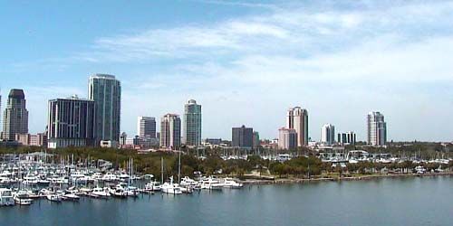 Vue du centre-ville depuis la baie, jetée avec yachts Webcam