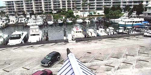 Embankment with a pier for yachts webcam - Mobile