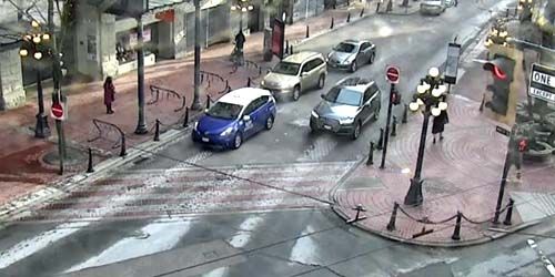 Pedestrians and cars in the Gastown area webcam - Vancouver