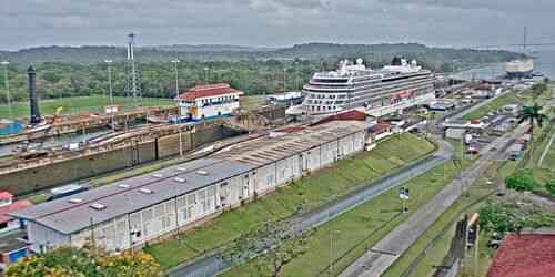 LIVE: Ship lock Gatun in the Panama Canal - Panama