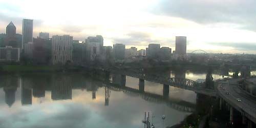 Hawthorne Bridge, Willamette River webcam - Portland