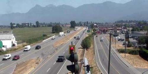 Carretera de velocidad en el fondo de las montañas. Webcam