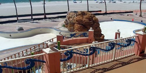 Hotel con piscinas en la costa Webcam