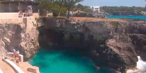 LIVE: Cliff jumping by the pool at Rick’s Cafe - Negril