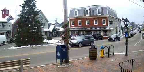 LIVE: Central Square in the suburb of Kennebunkport - Portland