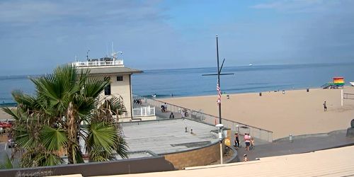 Southern Section Lifeguard on Hermosa Beach Pier webcam - Los Angeles