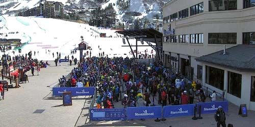 Queue for the Ski Lift Webcam