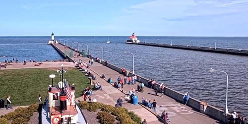 The entrance to the water channel, North Pier Lighthouse webcam - Duluth