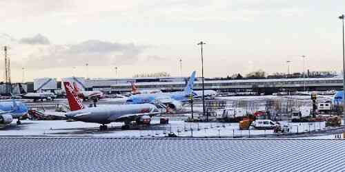 LIVE: Manchester Airport - Manchester