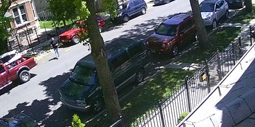 Pedestrians and traffic in Oak Park webcam - Chicago