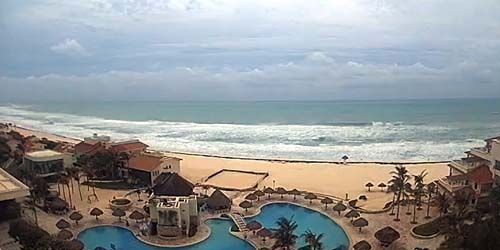 Piscina y playa en Grand Park Royal webcam - Cancún