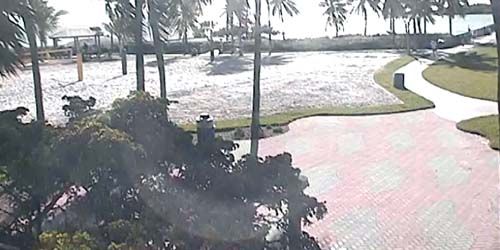 Park on the waterfront in one of the hotels webcam - Marathon