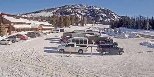 Estacionamiento frente a Togwotee Mountain Lodge webcam - Moran
