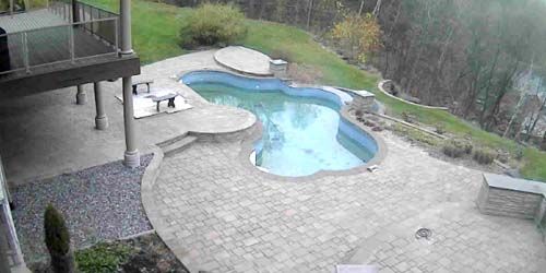 Pool in a country villa webcam - Quebec