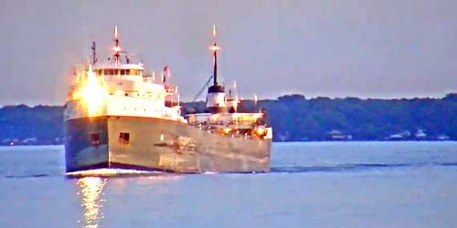 Passage of ships on the Saint Clair river in Marine City webcam - Port Huron