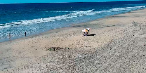 Vacationers on the beach webcam - Carlsbad