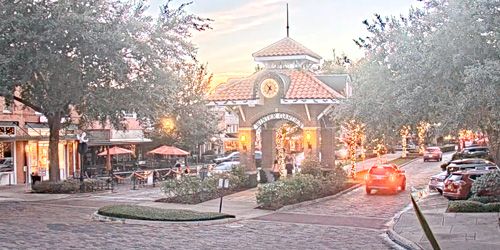 Arch in the center of the Winter Garden suburb webcam - Orlando