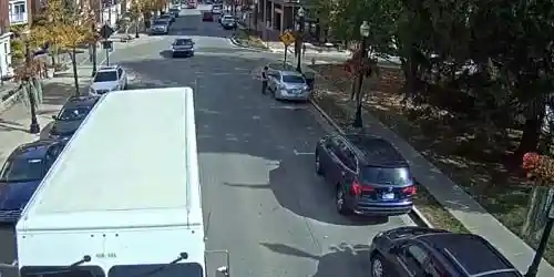 Movimiento de transporte en las calles de la ciudad Cámara web